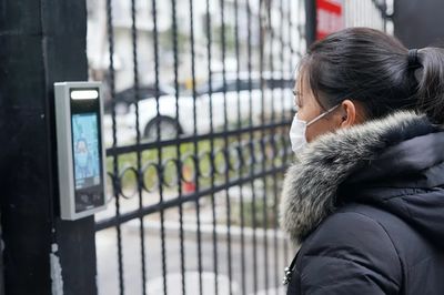 "刷脸"才能回家?该把"人脸识别"关进法律的笼子了